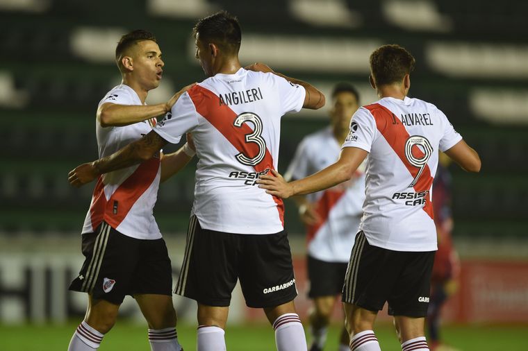 River aplastó a Defensores de Pronunciamiento por 4-0.