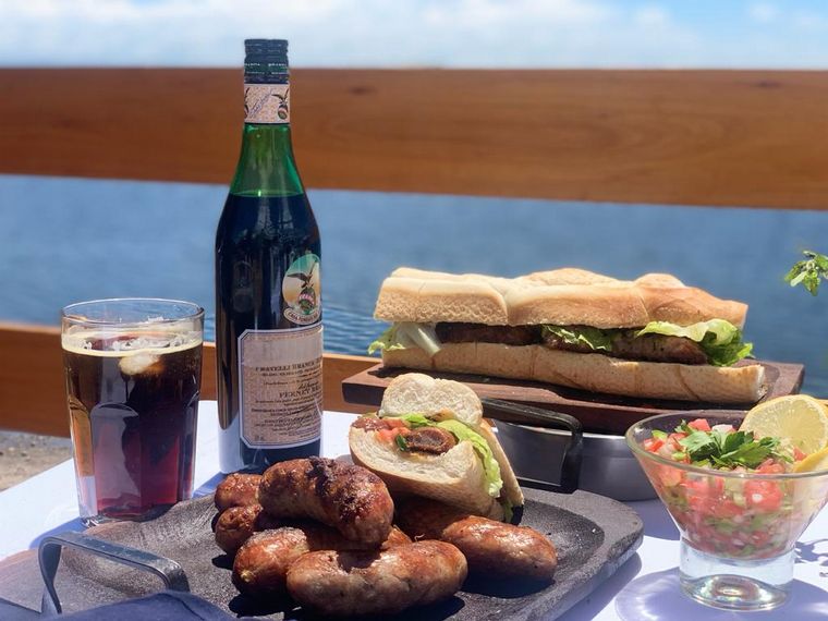 FOTO: Marce cocinó un mega choripán en la costanera de Almafuerte