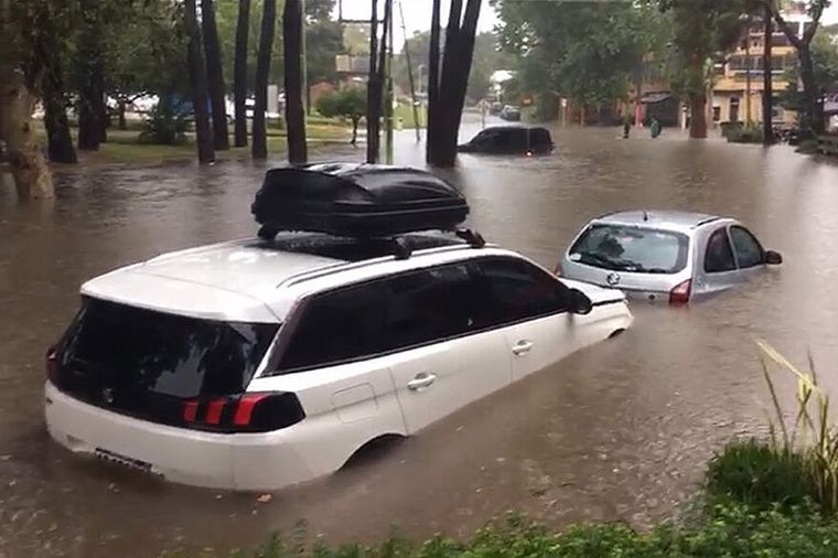 Resultado de imagen para Fuerte temporal inundó las calles de Pinamar: calles anegadas, autos bajo el agua y evacuados