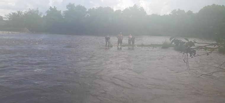 Dos adultos y dos menores fueron rescatados en el río Anisacate.