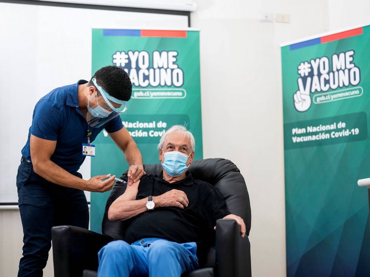 FOTO: El presidente Sebastián Piñera recibió este viernes la primera dosis de la vacuna.