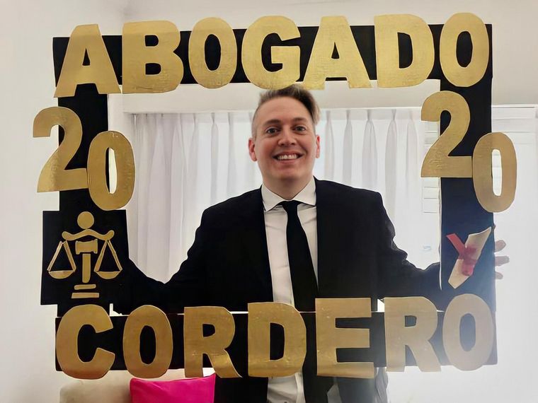 Se recibió de abogado el primer día de la cuarentena