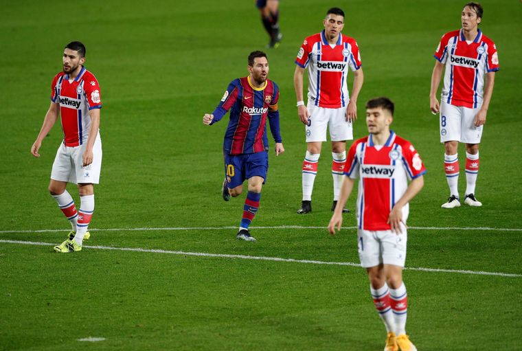 FOTO: Con dos goles de Messi, el Barcelona derrota a Alavés.