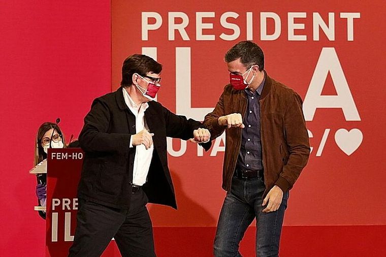 Salvador Illa y Pedro Sánchez durante un acto de campaña electoral.