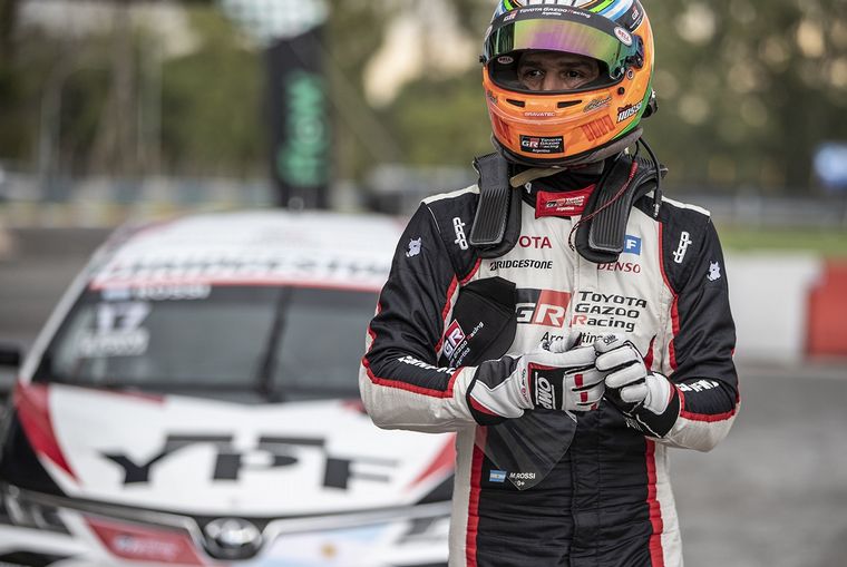 Rossi y su Toyota detrás, tres títulos en Súper TC2000.