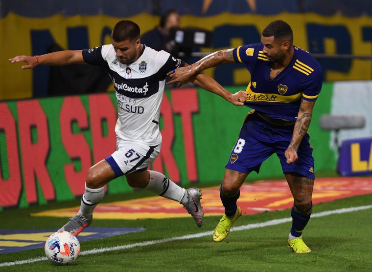 Con un tiro libre de Cardona, Boca rescató un empate sobre el final.