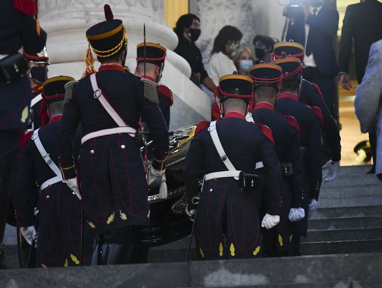 Cristina Kirchner recibió el féretro junto a la familia de Menem en el Congreso