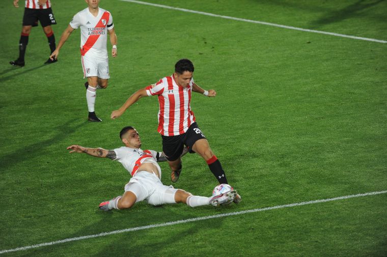 Con uno más, River cayó ante Estudiantes en La Plata