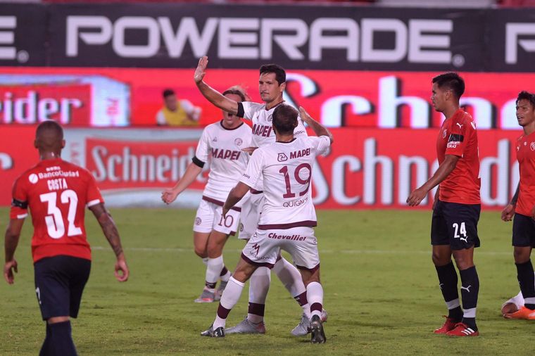 Nicolás Burdisso marcó el único tanto en el estadio Libertadores de América.