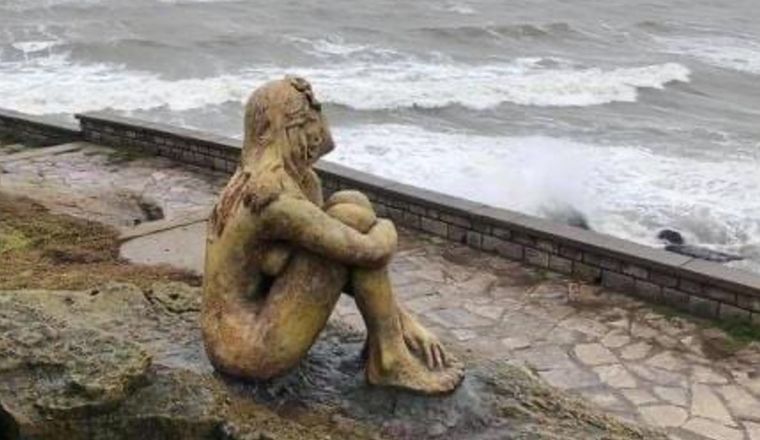 La escultura apareció el último fin de semana.