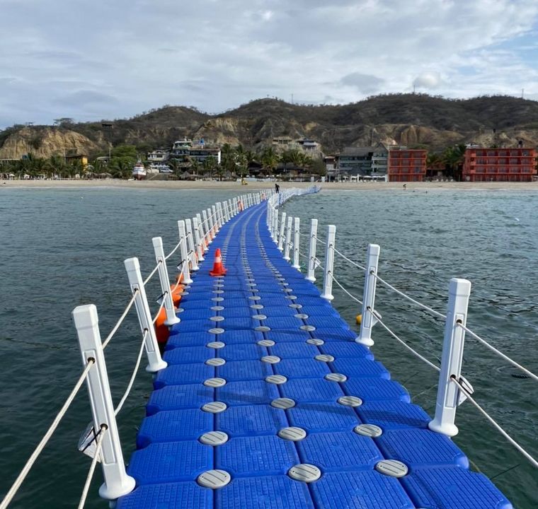 Puente flotante en Perú