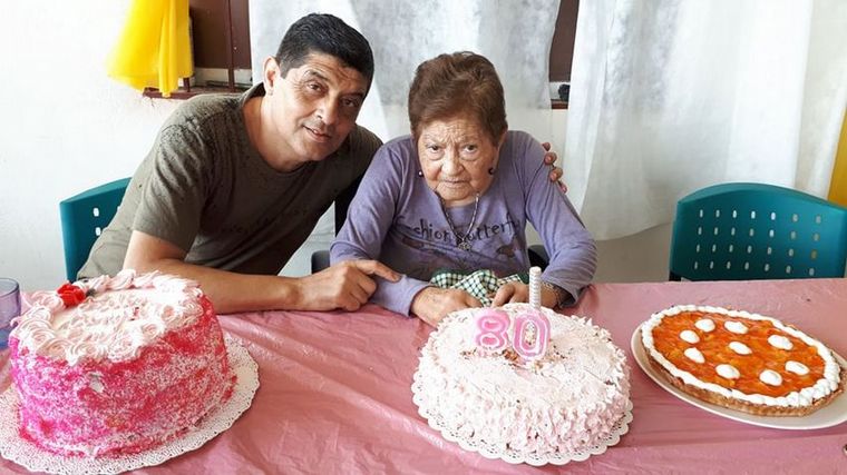Marcelo, junto a su mamá.