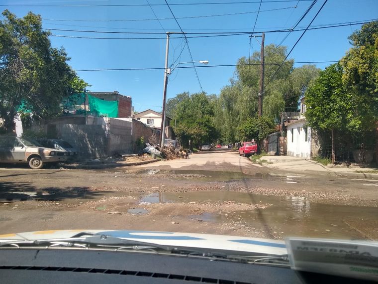FOTO: Villa El Libertador: vecinos tapan los baches por su cuenta