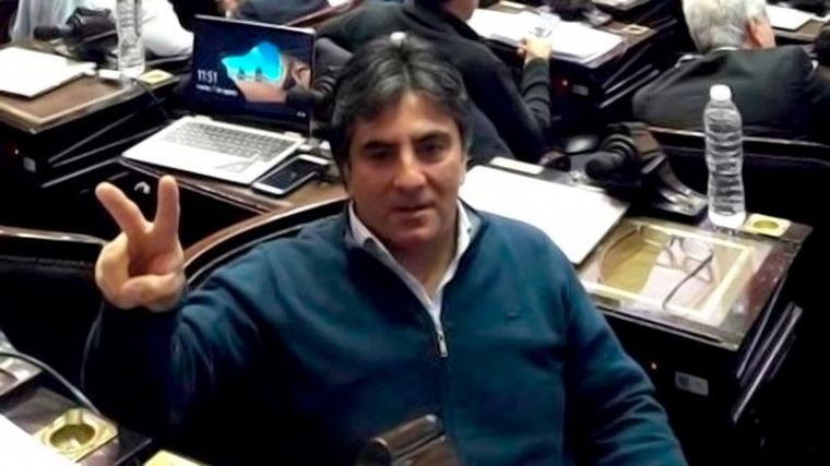 Un diputado nacional se vacunó pese a que faltan dosis