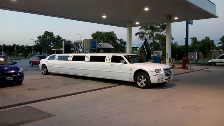 Una limusina sorprendió a los vecinos de Las Varillas.