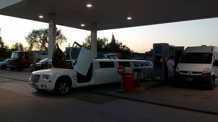 Una limusina sorprendió a los vecinos de Las Varillas.