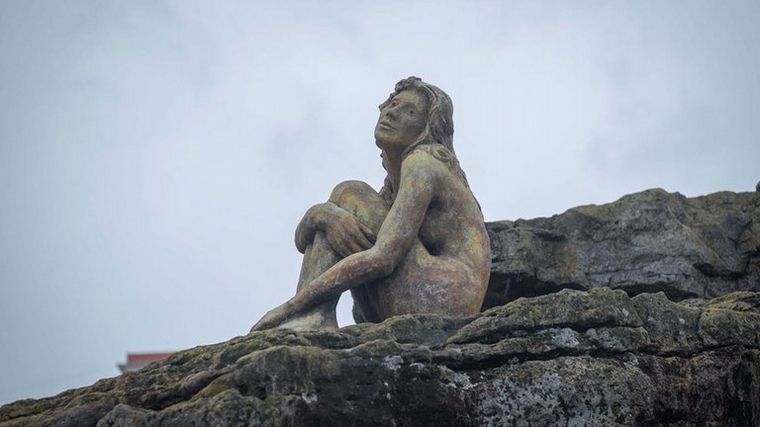 Revelaron quién es el autor de la escultura en Playa Chica