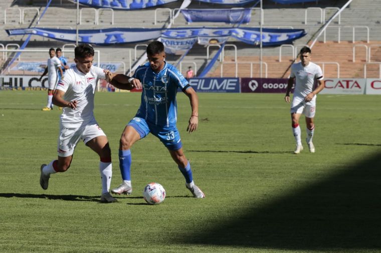 Estudiantes no para: venció en Mendoza y es líder de Zona A.