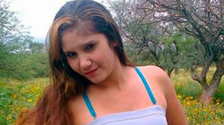 Verónica Escobar fue asesinada a cuchillazos y buscan a su pareja, Alejandro Roldán.