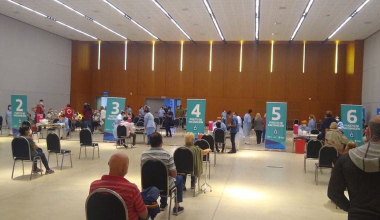 Vacunación para mayores de 70 en el Centro de Convenciones.