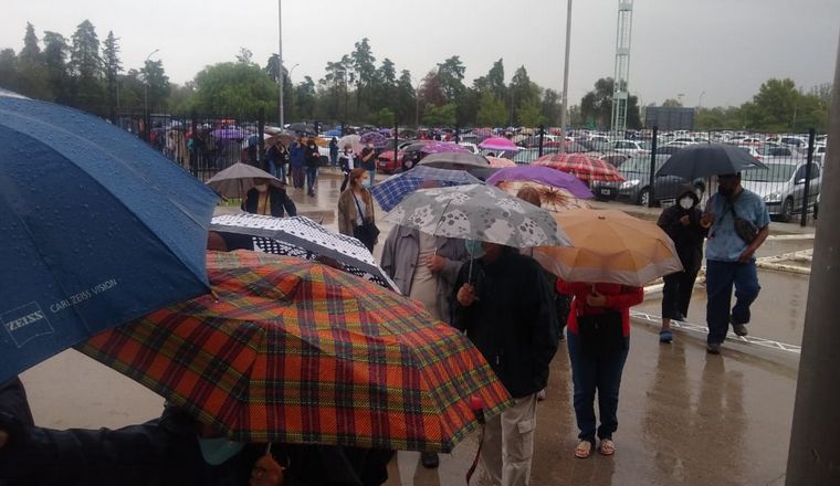 Filas bajo la lluvia en el Centro de Convenciones.