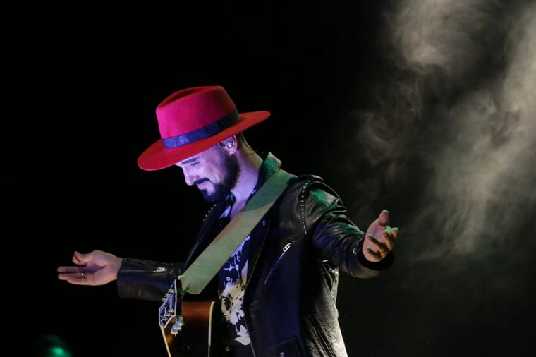 FOTO: Abel Pintos, en medio de un show único en la Plaza de la Música en Córdoba