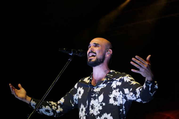 FOTO: Abel Pintos, en medio de un show único en la Plaza de la Música en Córdoba