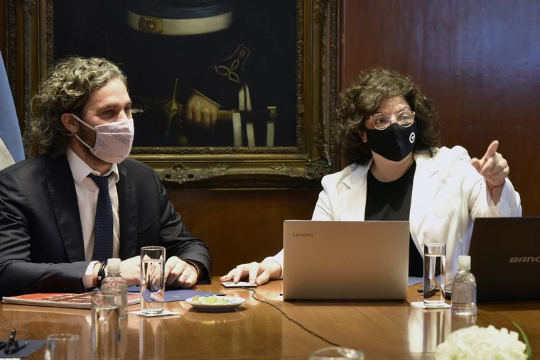 La ministra de Salud, Carla Vizzotti, junto al jefe de Gabinete, Santiago Cafiero.