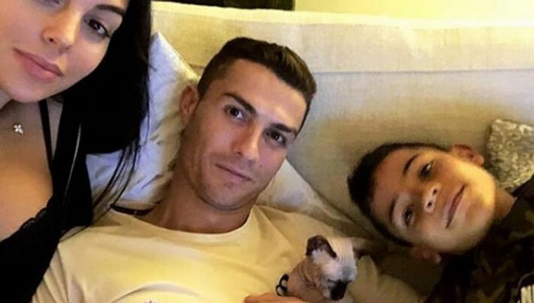Cristiano Ronaldo, su familia y el gato