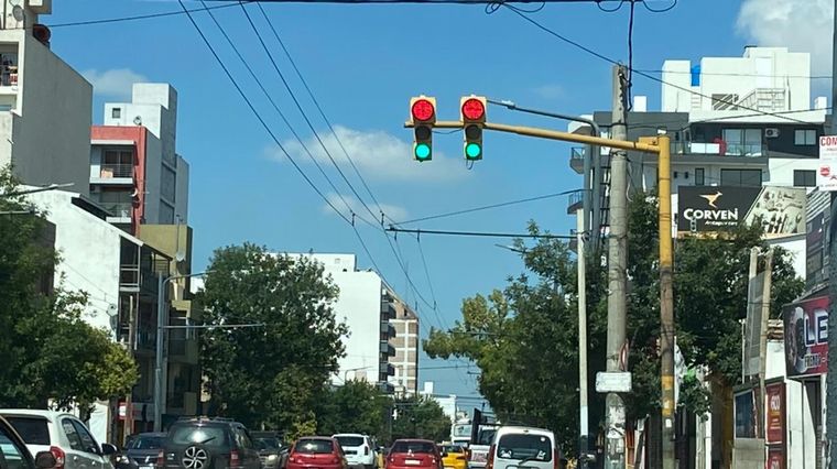 Baches y semáforos con errores en Córdoba.