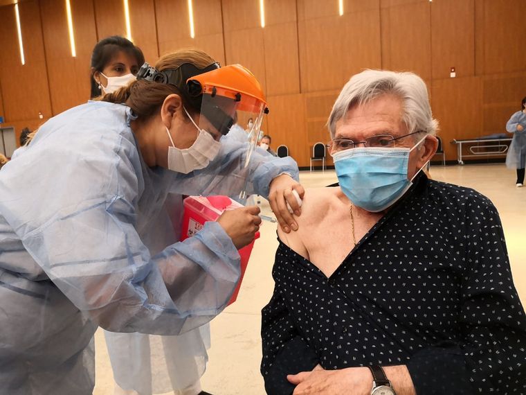 FOTO: Vacunaron contra el coronavirus a Rony Vargas.