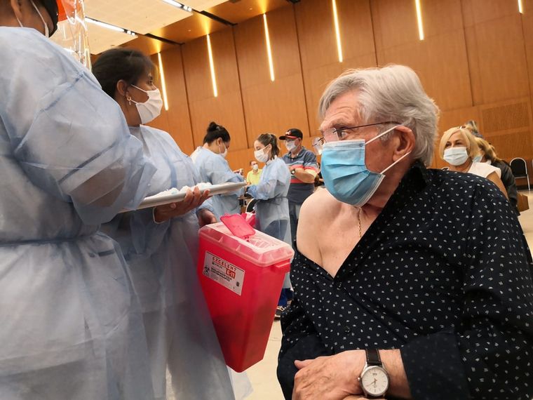 FOTO: Vacunaron contra el coronavirus a Rony Vargas.