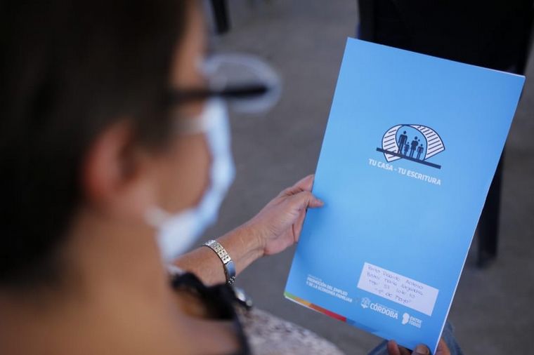 La Provincia entregó escrituras sociales en barrio 1° de Mayo.
