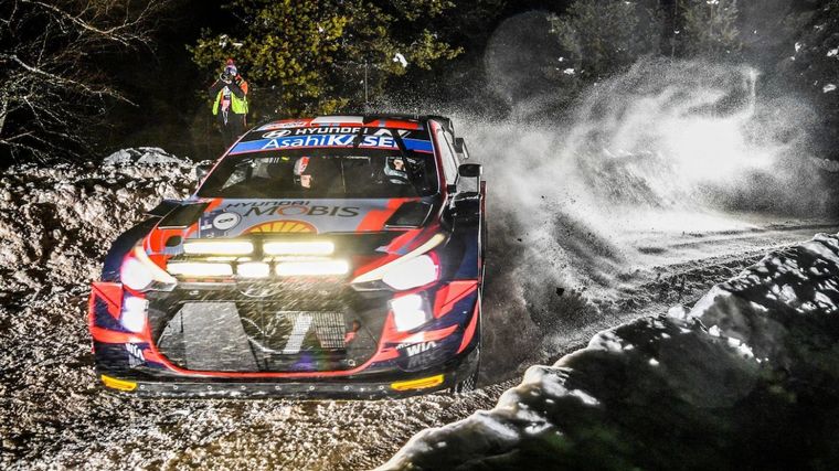 Tänak se afirma en los tramos nocturnos de la etapa del sábado en Finlandia