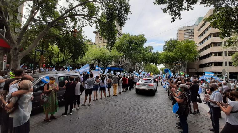 FOTO: Marcha en Mendoza por vacunas VIP