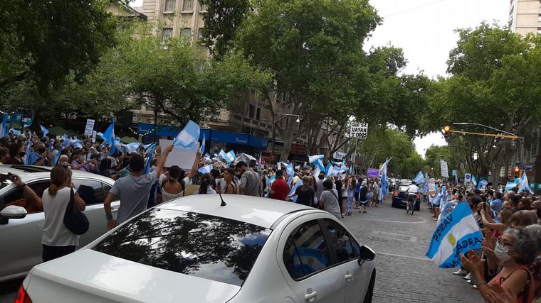 FOTO: Marcha en Mendoza por vacunas VIP