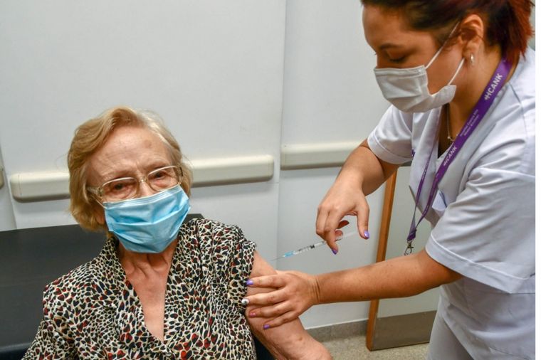 Elsa fue inoculada en el Hospital de Cuenca Alta Néstor Kirchner SAMIC.