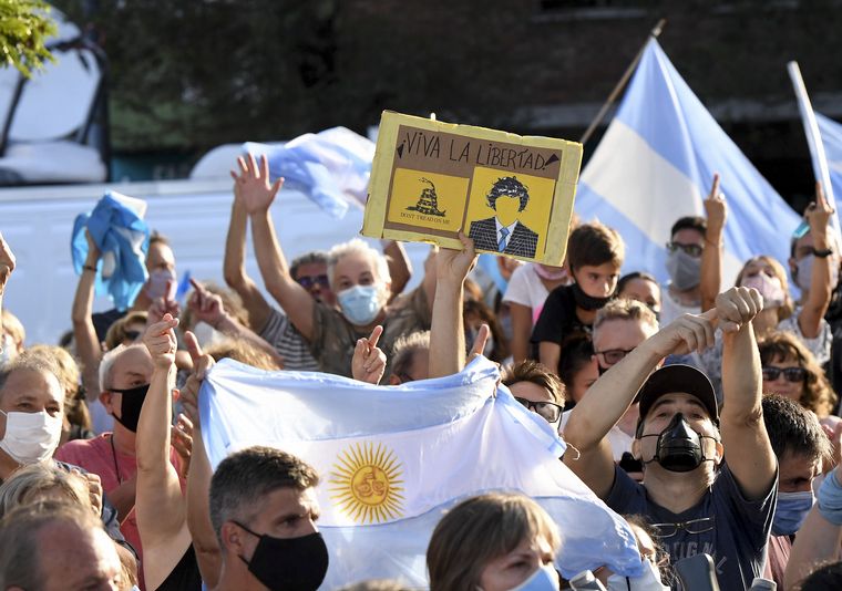 La oposición marchó para repudiar el vacunatorio VIP