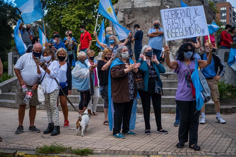 La oposición marchó para repudiar el vacunatorio VIP