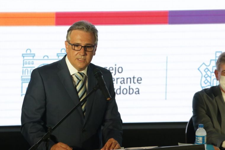 Martín Llaryora inauguró las sesiones legislativas en el Jardín Botánico.