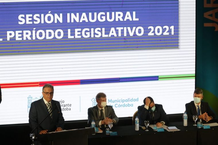 Martín Llaryora inauguró las sesiones legislativas en el Jardín Botánico.