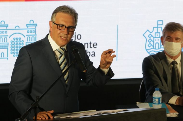 Martín Llaryora inauguró las sesiones legislativas en el Jardín Botánico.