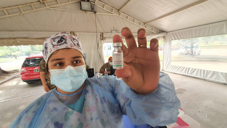 Comienzan a vacunar a docentes menores de 60 años en Córdoba