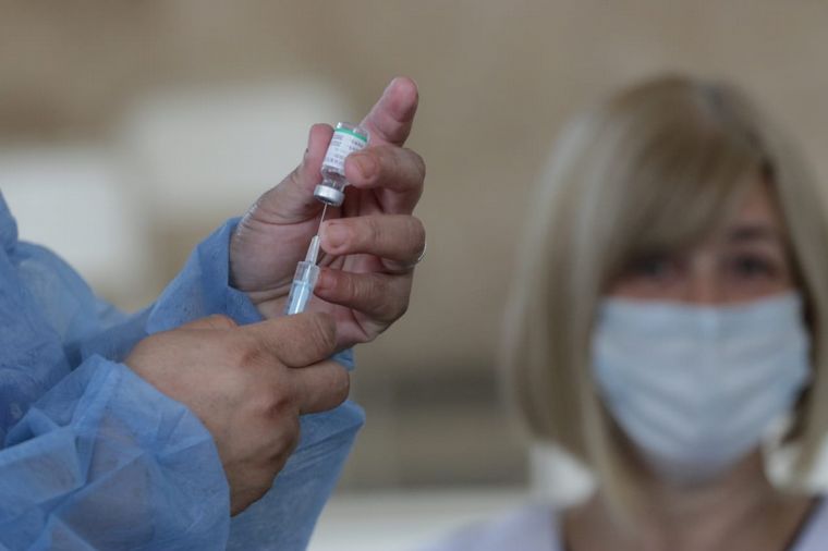 FOTO: Comienzan a vacunar a docentes menores de 60 años en Córdoba
