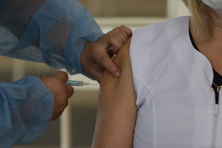 FOTO: Comienzan a vacunar a docentes menores de 60 años en Córdoba