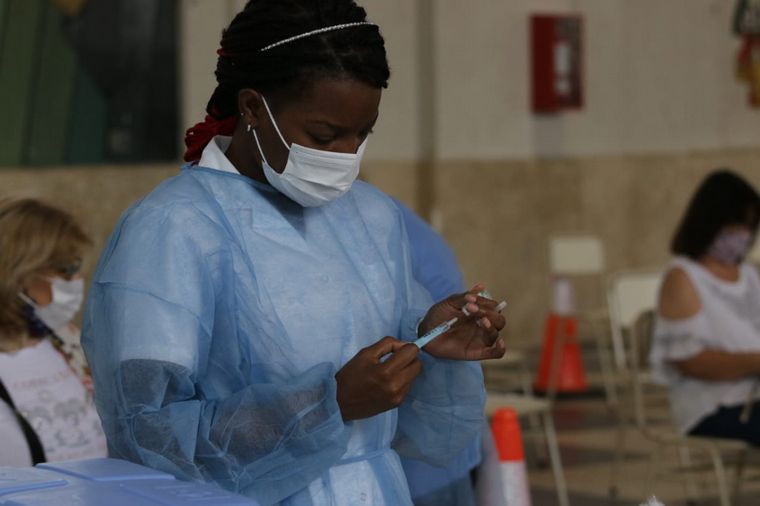 Comienzan a vacunar a docentes menores de 60 años en Córdoba