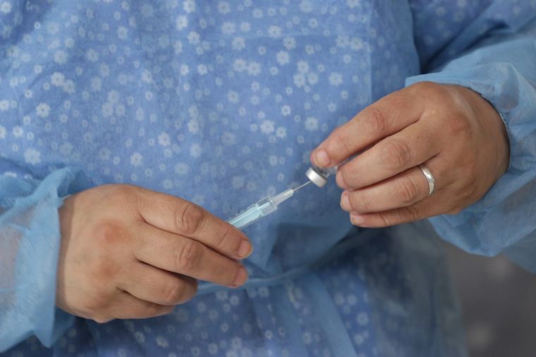 Comienzan a vacunar a docentes menores de 60 años en Córdoba