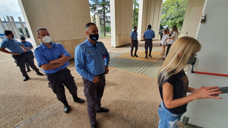 Comienzan a vacunar a docentes menores de 60 años en Córdoba