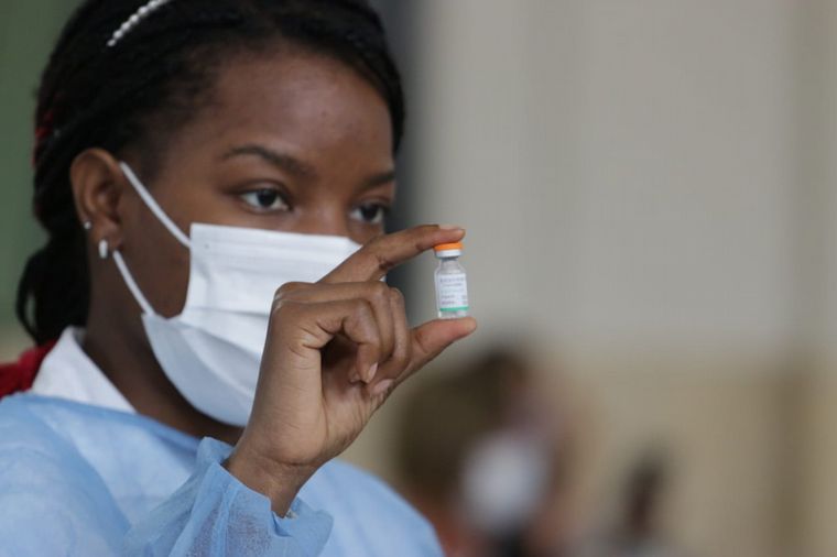 Comienzan a vacunar a docentes menores de 60 años en Córdoba