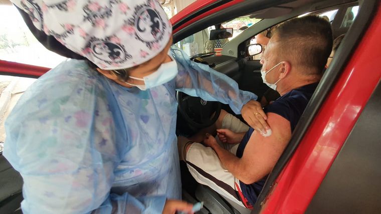 Comienzan a vacunar a docentes menores de 60 años en Córdoba